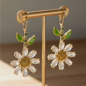 🌺 Betsey Johnson stunning crystal flower dangle earrings 🌺